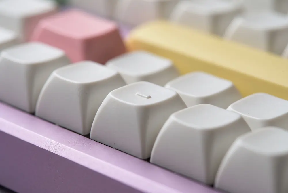 Close-up of the small raised bump on the F key